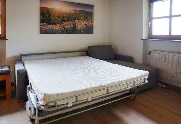 Ausziehbares Klappsofa für 2 Personen im Wohnzimmer